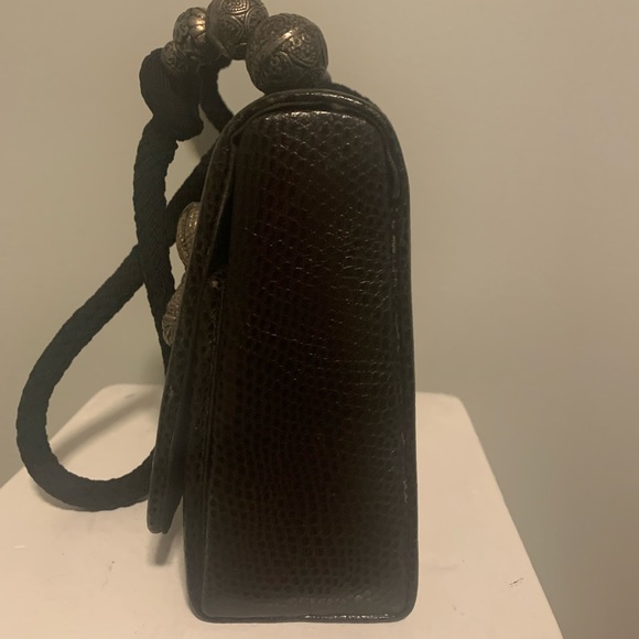 Black handbag with an alligator embellishment. - Picture 2 of 4